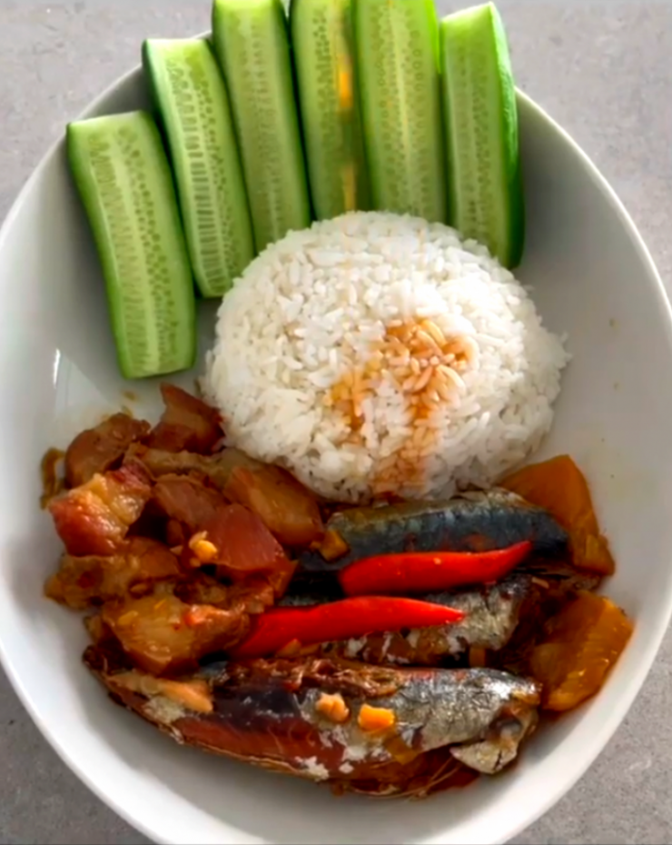 Miu Lê từng chia sẻ cô có sở thích nội trợ, tự nhận mình thích làm "ô-sin", thường ngày tự nấu ăn, trồng cây và chăm sóc nhà cửa. Căn bếp của cô vì thế mà không thiếu các thiết bị hiện đại.