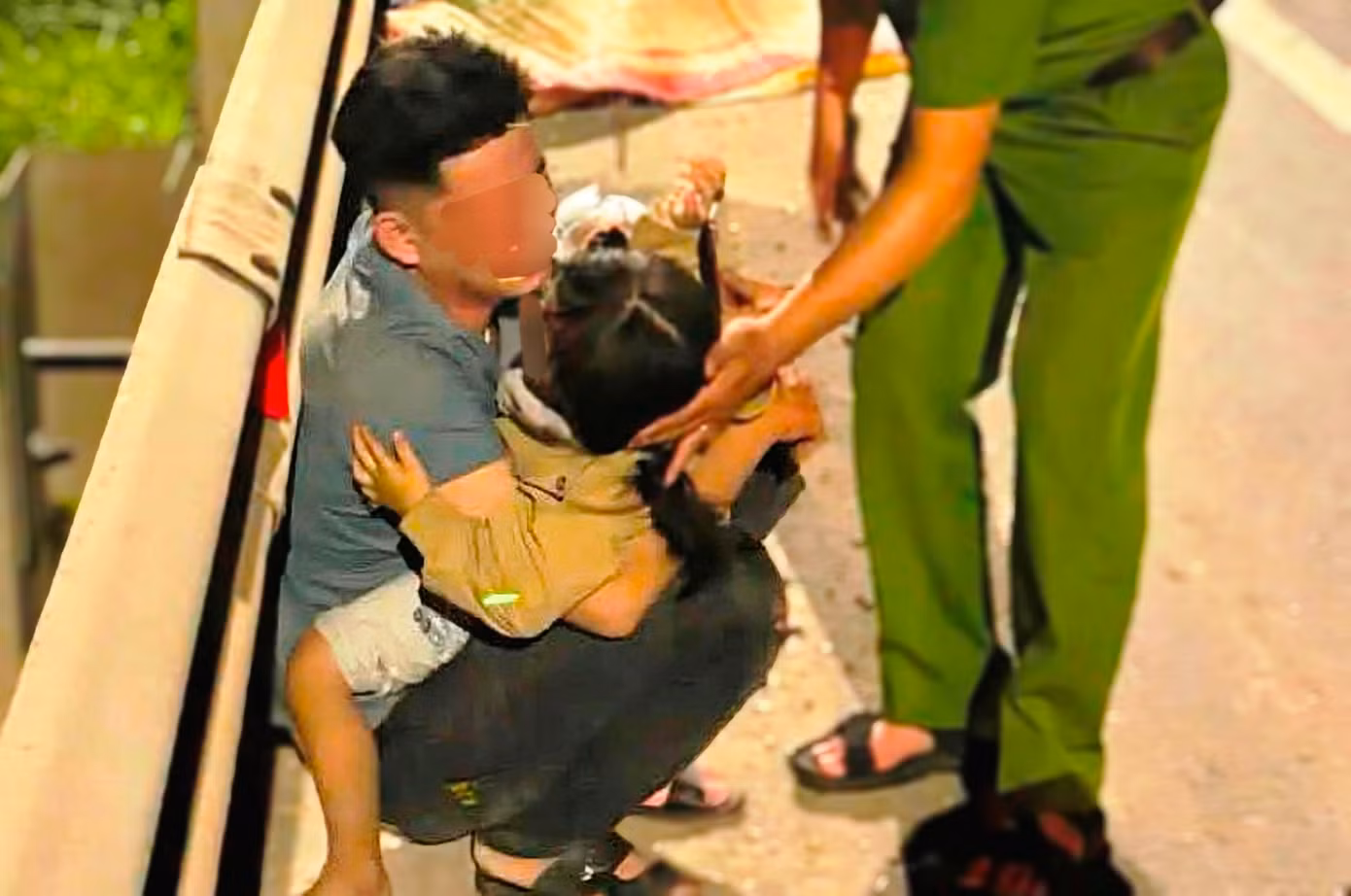 Người chồng nghẹn ngào trước sự ra đi đột ngột của người vợ do gặp tai nạn giao thông trên tuyến đường tránh Huế. (Ảnh: Nhật Hoàng)