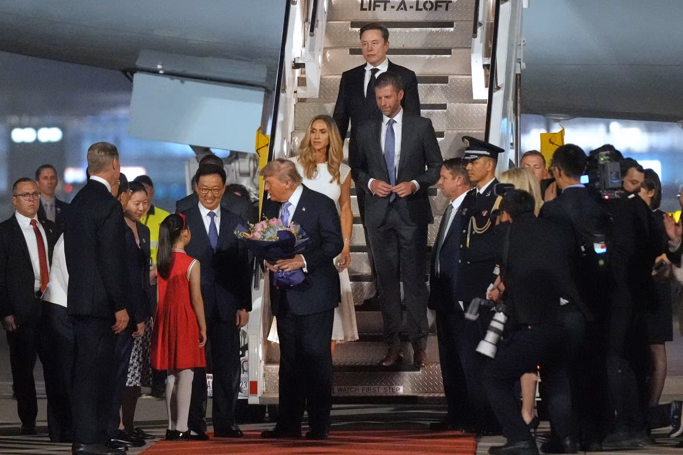 Theo Nhà Trắng, Tổng thống Trump được chào đón bởi Phó Chủ tịch Trung Quốc Hàn Chính, và các quan chức khác, bao gồm Đại sứ Mỹ tại Trung Quốc David Perdue, Đại sứ Trung Quốc tại Mỹ Xie Feng, Thứ trưởng Bộ Ngoại giao Trung Quốc Mã Triều Húc. (Ảnh: AP)
