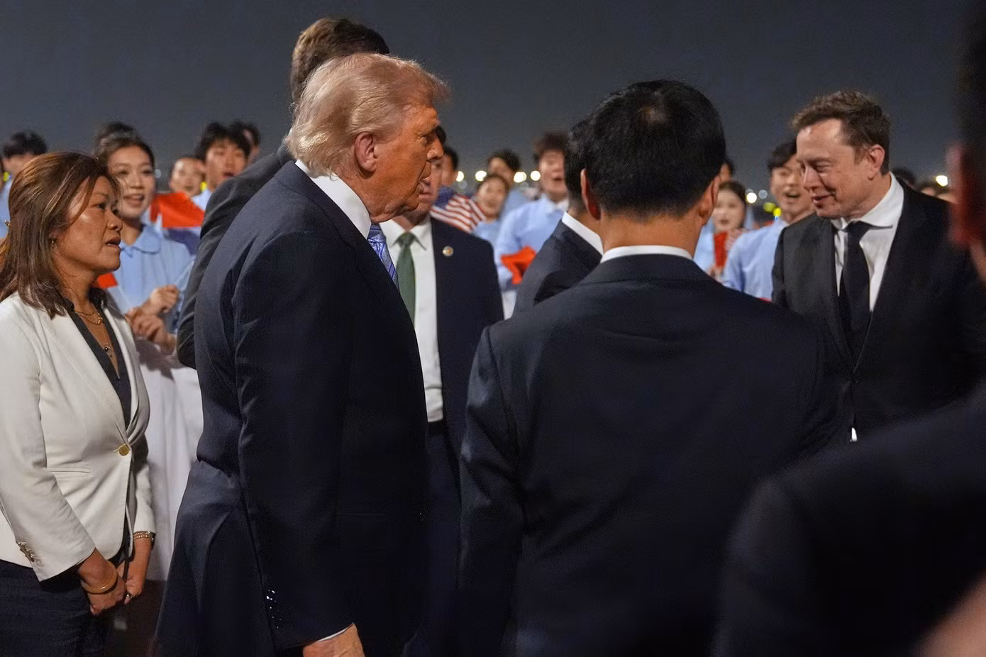 Trong số các quan chức cấp cao tháp tùng Tổng thống Trump đến Trung Quốc, có Ngoại trưởng Marco Rubio, Bộ trưởng Chiến tranh Pete Hegseth và Đại diện Thương mại Jamieson Greer. Bộ trưởng Tài chính Scott Bessent đã đến Seoul (Hàn Quốc) trước để đàm phán thương mại với Phó Thủ tướng Trung Quốc Hà Lập Phong. Ngoài ra, hơn một chục lãnh đạo doanh nghiệp Mỹ cũng tham gia chuyến công du, bao gồm CEO Apple Tim Cook, CEO Tesla Elon Musk, CEO Boeing Kelly Ortberg, lãnh đạo cấp cao của tập đoàn Meta - Dina Powell McCormick, cũng như các giám đốc điều hành từ Blackrock, Blackstone, Cargill, Citi, Coherent, GE Aerospace, Goldman Sachs, Illumina, Mastercard, Micron, Qualcomm và Visa. (Ảnh: AP)
