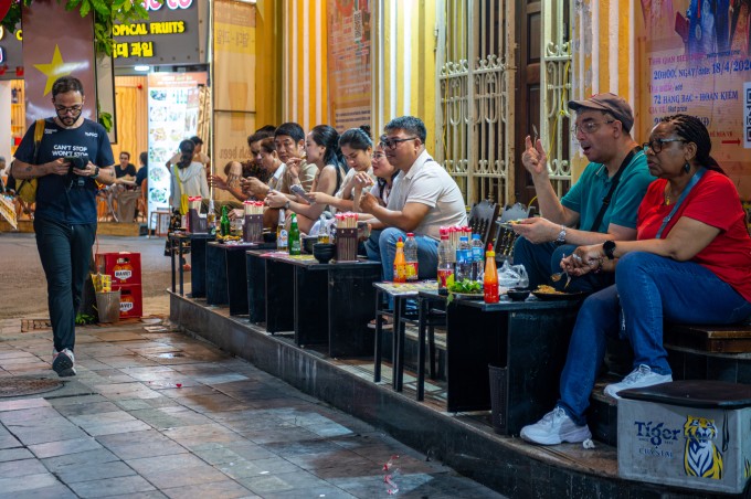 Hàng quán bán tại vỉa hè ở Hà Nội. Ảnh: Thế Bằng