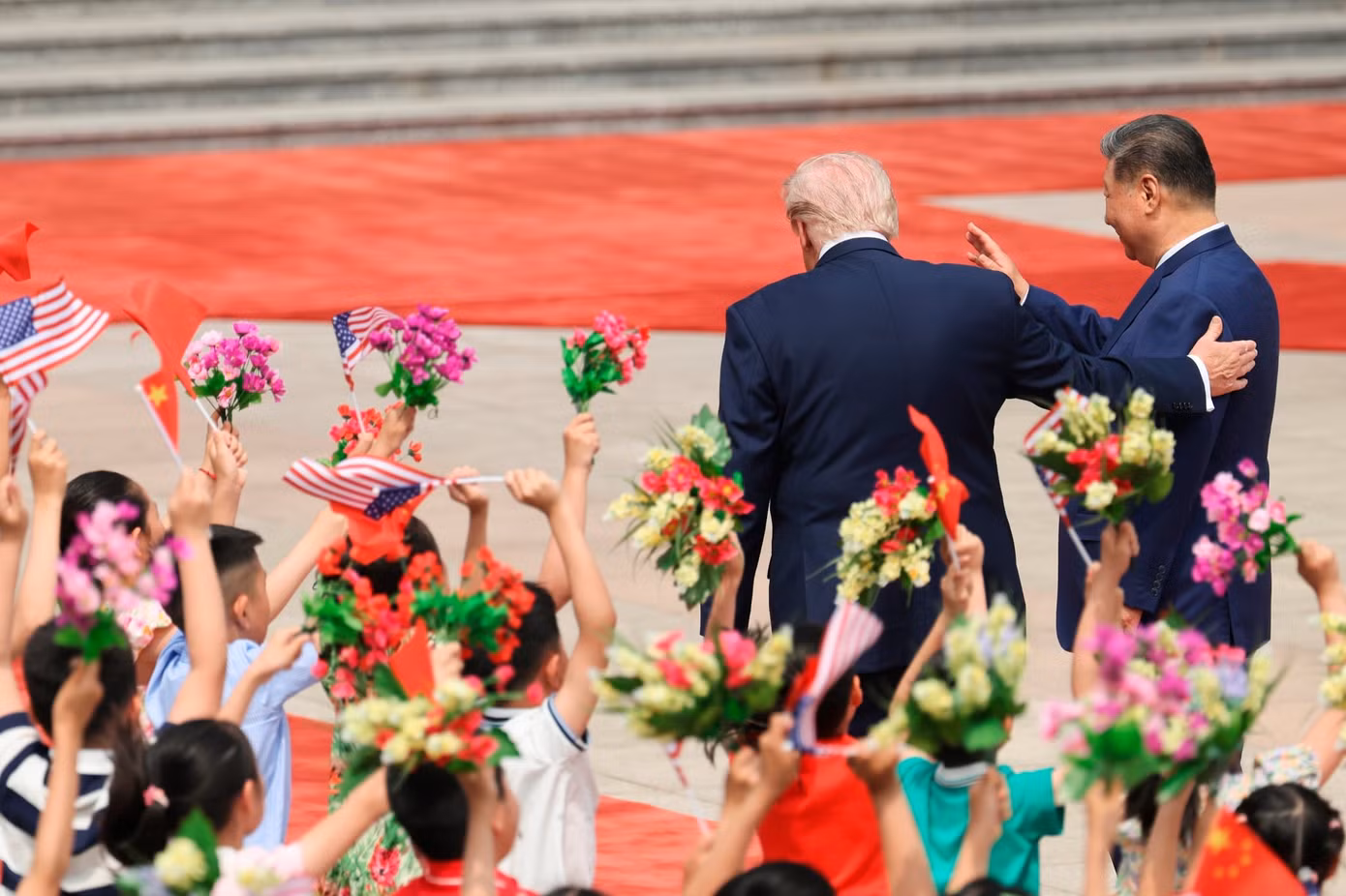 Các nhà lãnh đạo của hai nền kinh tế lớn nhất thế giới tỏ ra thân thiện, quen thuộc và thoải mái, chào hỏi các quan chức Mỹ và Trung Quốc. (Ảnh: AP)
