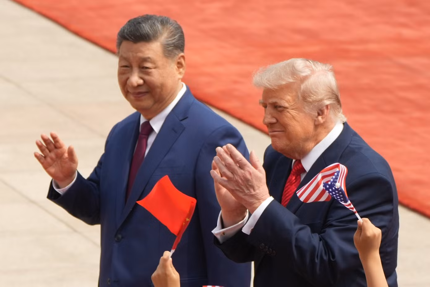Ông Trump và ông Tập nhiều lần trò chuyện suốt buổi lễ và thường xuyên vỗ nhẹ vào cánh tay nhau một cách thân mật. (Ảnh: AP)