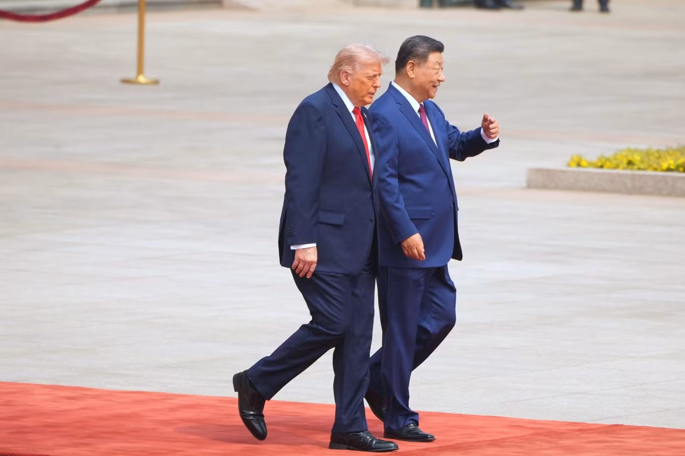Đây là cuộc gặp đầu tiên giữa hai nhà lãnh đạo kể từ khi ông Trump đặt chân đến sân bay Bắc Kinh tối 13/5, nơi ông được các quan chức cấp cao Trung Quốc và hàng trăm trẻ em nhiệt tình vẫy cờ chào đón. (Ảnh: AP)