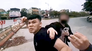 Chở bạn gái không đội mũ bảo hiểm, nam tài xế còn cào cấu thiếu tá CSGT