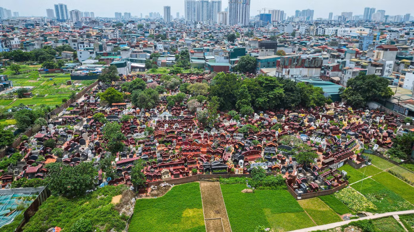 Khu đất dự án nằm cạnh khu dân cư hiện hữu và gần khu nghĩa trang. Từ trên cao có thể thấy khu vực này nằm giữa vùng đô thị đông đúc với mật độ xây dựng dày đặc.
