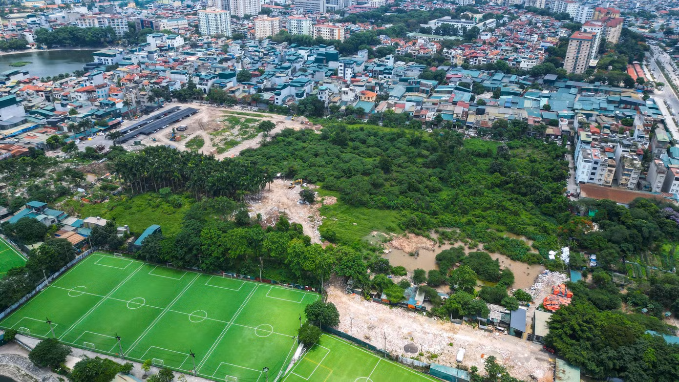 Trong phương án được phê duyệt trước đây, khu B của dự án chủ yếu bố trí bãi đỗ xe và các công trình dịch vụ thấp tầng. Tuy nhiên, chủ đầu tư đã đề xuất điều chỉnh quy hoạch, bổ sung 2 tòa tháp cao 13 tầng để phục vụ các dịch vụ trước và sau tang lễ.