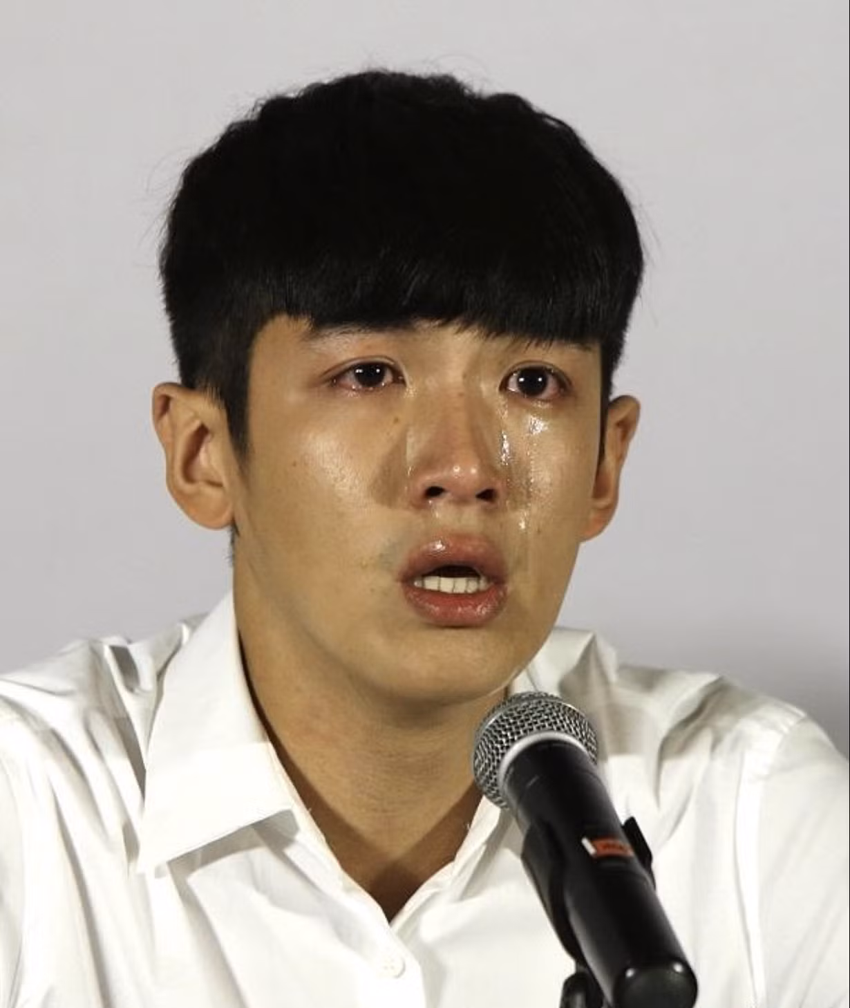 Kha Chấn Đông khóc trong họp báo năm 2014, anh xin lỗi công chúng vì dùng chất cấm, cho rằng hành động của mình ích kỷ, ngu xuẩn. Anh gửi gắm tới fan đừng ai học gương xấu của mình.