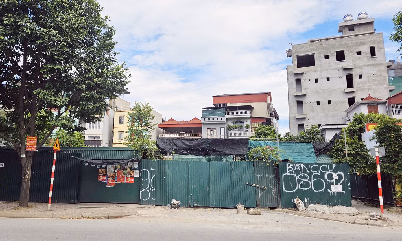 UBND TP. Hà Nội đã giao Sở Tài nguyên và Môi trường xác định giá đất cụ thể để làm căn cứ tính tiền sử dụng đất, tiền thuê đất và các nghĩa vụ tài chính liên quan đến nhà ở xã hội tại dự án. Đồng thời, Công ty Cổ phần Kinh doanh Bất động sản Ngọc Lan có trách nhiệm tiếp tục hoàn tất các thủ tục nhận chuyển nhượng quyền sử dụng đất đối với phần diện tích còn lại theo văn bản chấp thuận của UBND TP. Hà Nội từ tháng 5/2025, nhằm hoàn thiện cơ sở pháp lý để triển khai dự án.