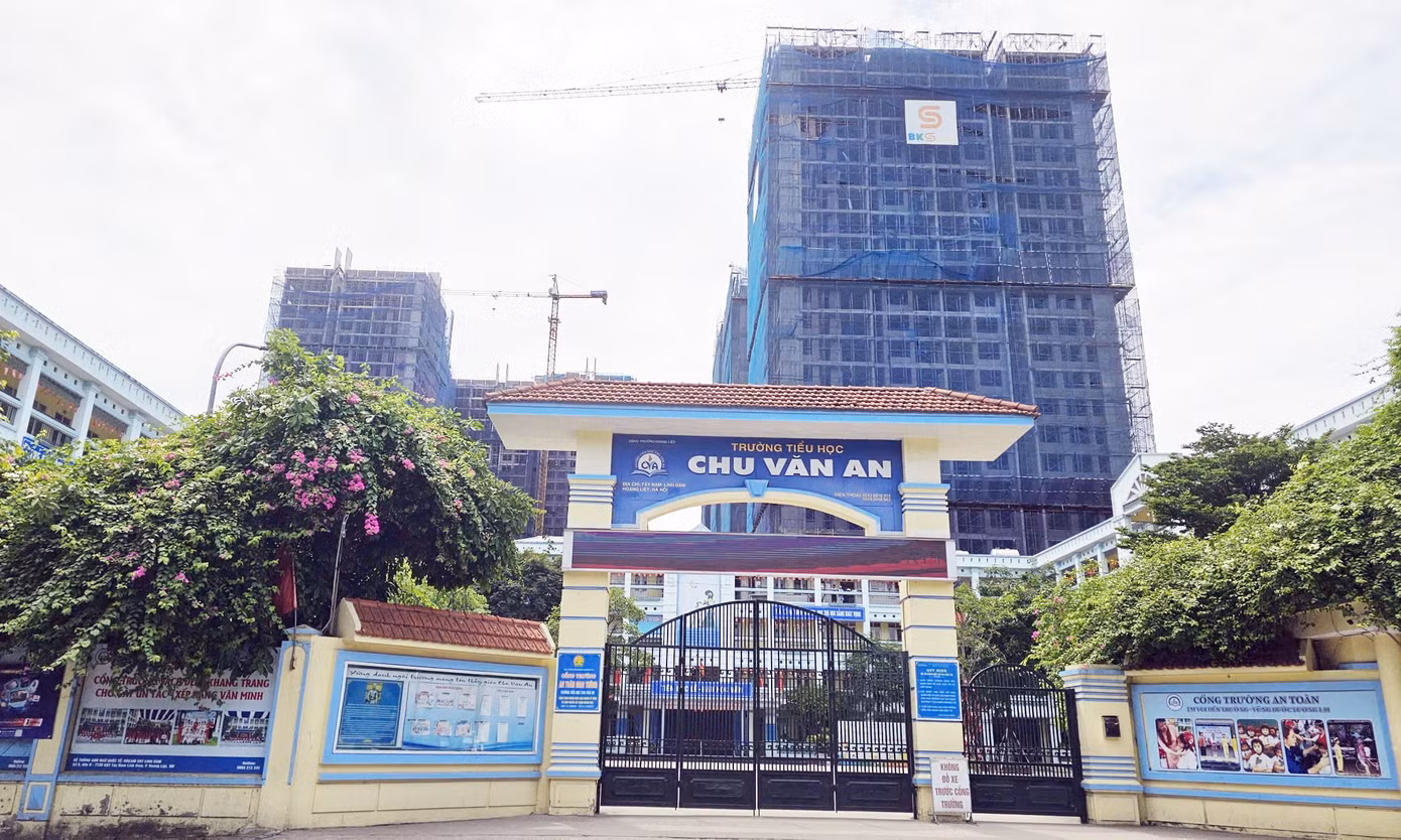 Theo ghi nhận của phóng viên, khu đất nông nghiệp vừa được chuyển đổi nằm trên đường Bùi Quốc Khái, đối diện Trường tiểu học Chu Văn An trong khu đô thị mới Tây Nam hồ Linh Đàm, khu chung cư Melody Linh Đàm và cách khu tổ hợp chung cư vạn dân HH Linh Đàm vài trăm mét... Thông tin dự án mới tiếp tục hình thành tại khu vực này khiến nhiều ý kiến lo ngại áp lực hạ tầng sẽ gia tăng, trong bối cảnh khu vực Linh Đàm được biết đến là nơi có mật độ dân cư cao.