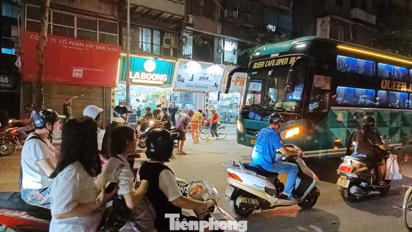 CSGT cùng người dân dọn dẹp mảnh vỡ rơi trên đường.