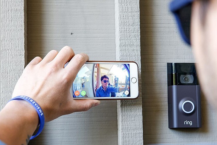 Chuông cửa video giúp giám sát lối vào chính&nbsp;trong ngôi nhà.