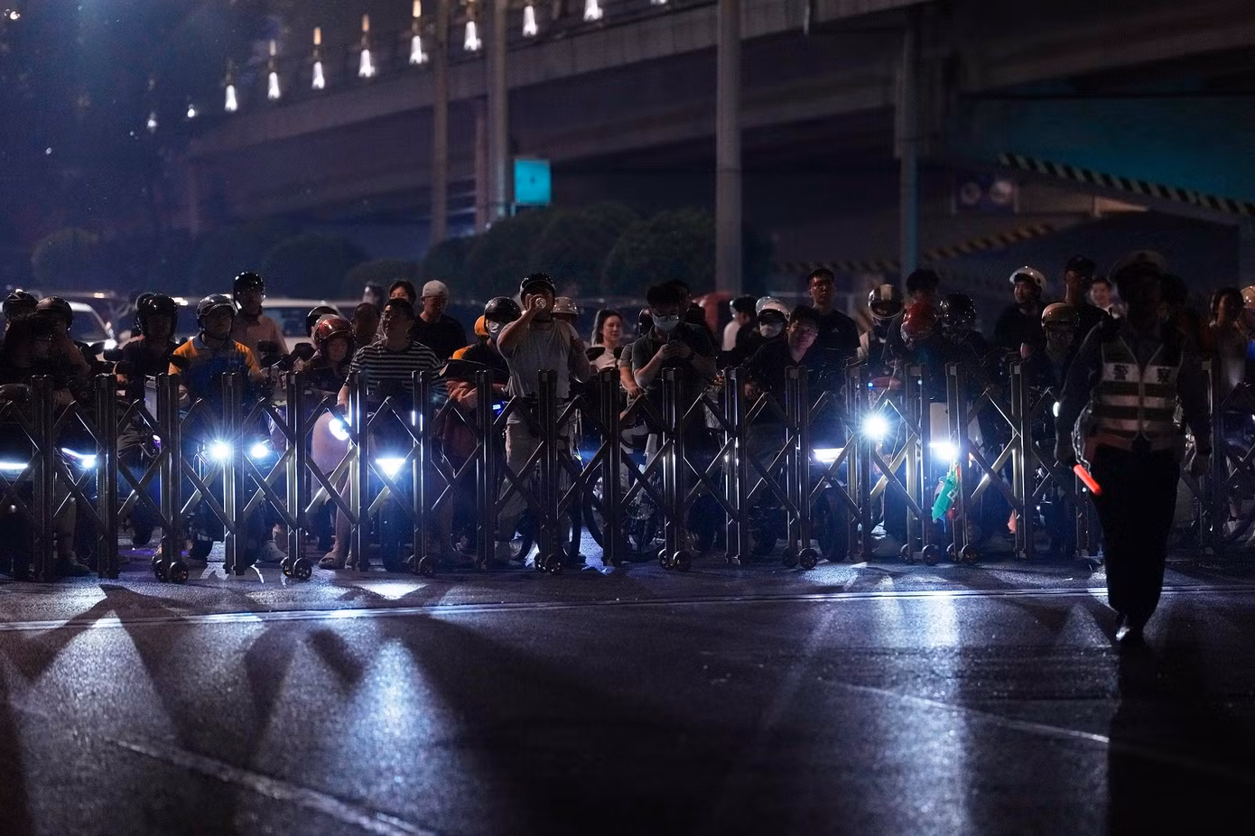 Người dân Bắc Kinh chờ đón đoàn xe của Tổng thống Mỹ Trump. (Ảnh: AP)
