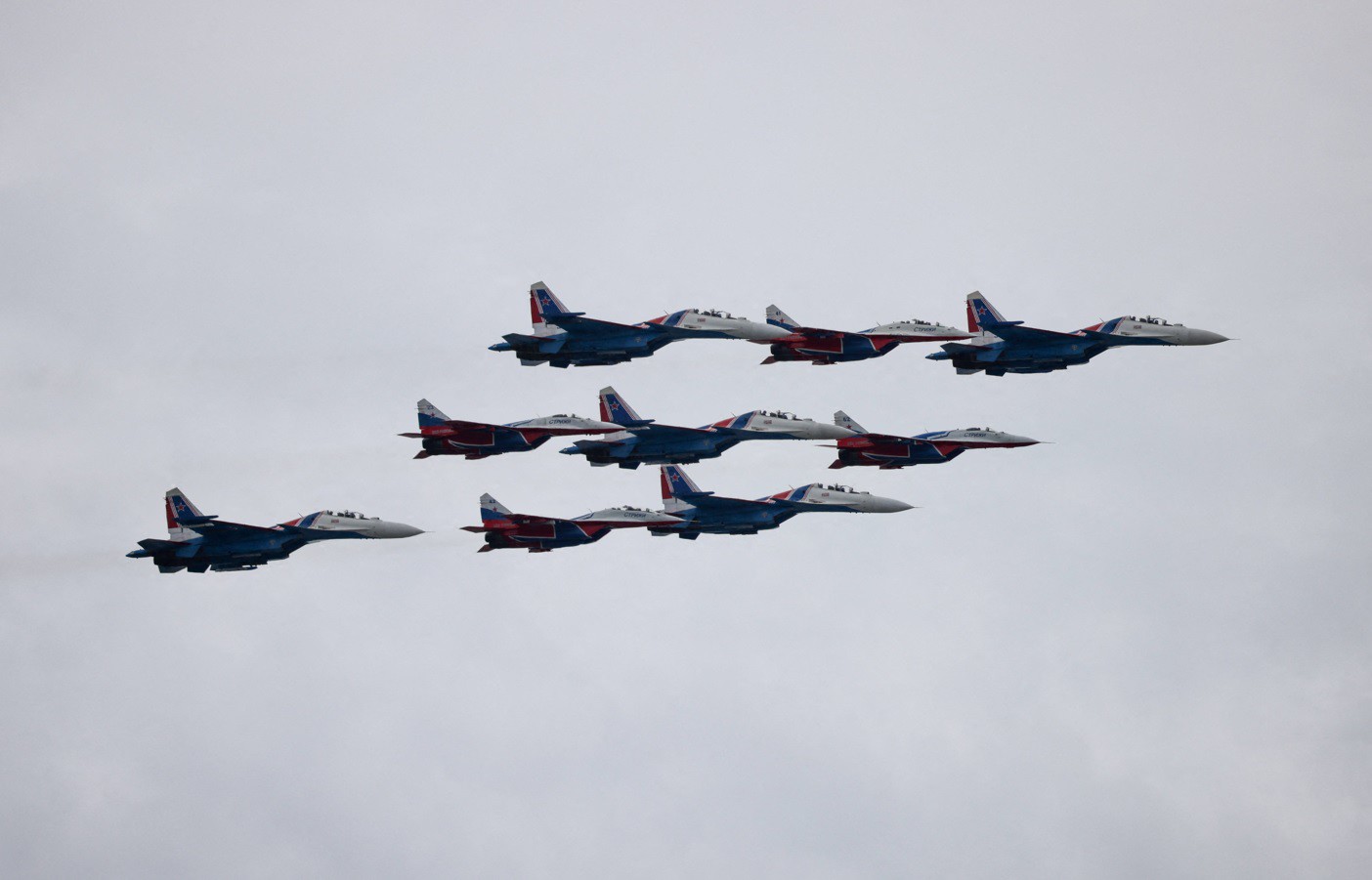 Các máy bay chiến đấu MiG-29 của đội bay biểu diễn và Su-30SM của đội bay biểu diễn Russkiye Vityazi (Hiệp sĩ Nga) bay theo đội hình trong một cuộc duyệt binh và diễu binh nhân Ngày Chiến thắng. (Ảnh: Reuters)