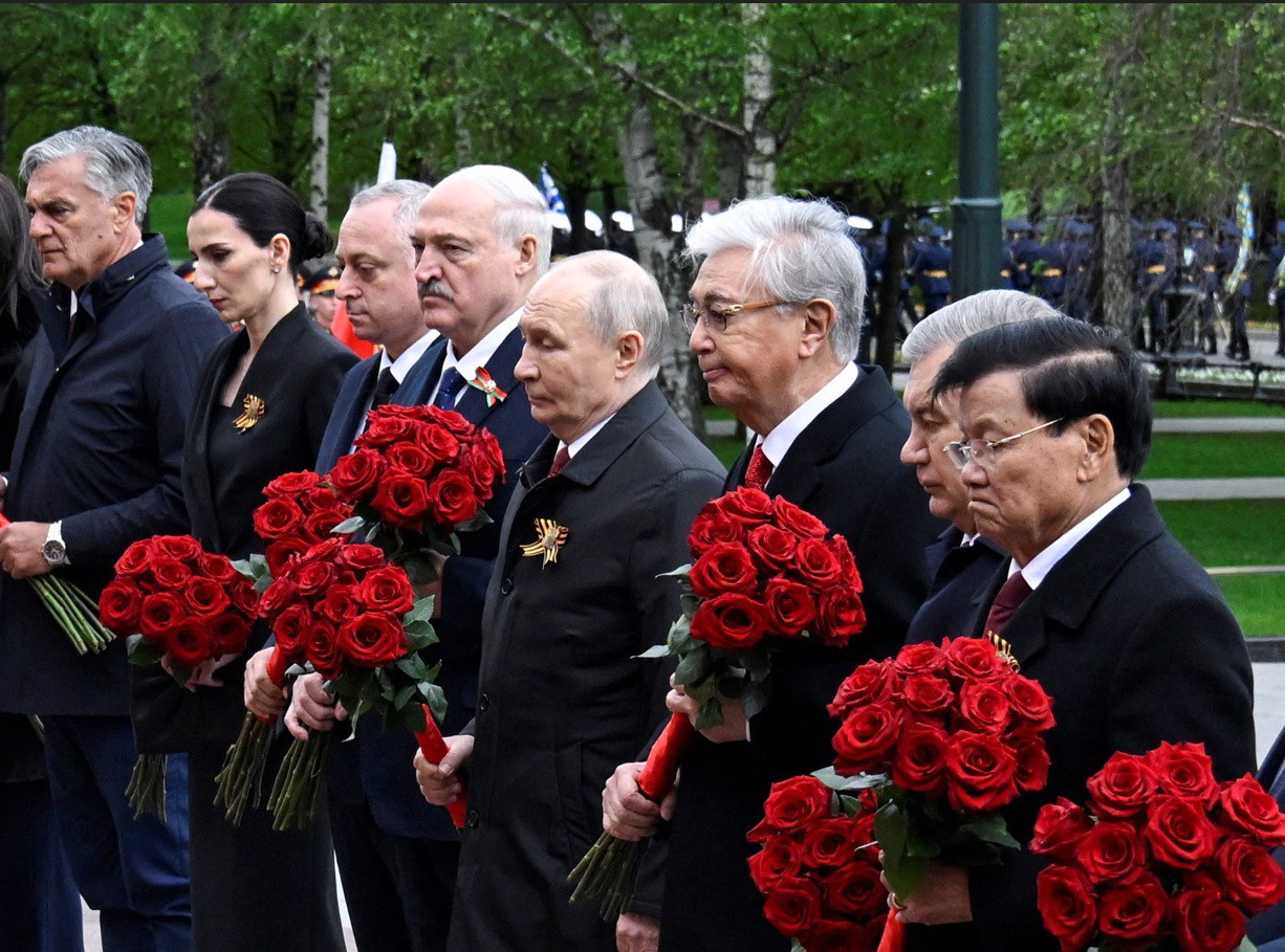 Tổng thống Putin đặt hoa tại tượng đài chiến sỹ vô danh.