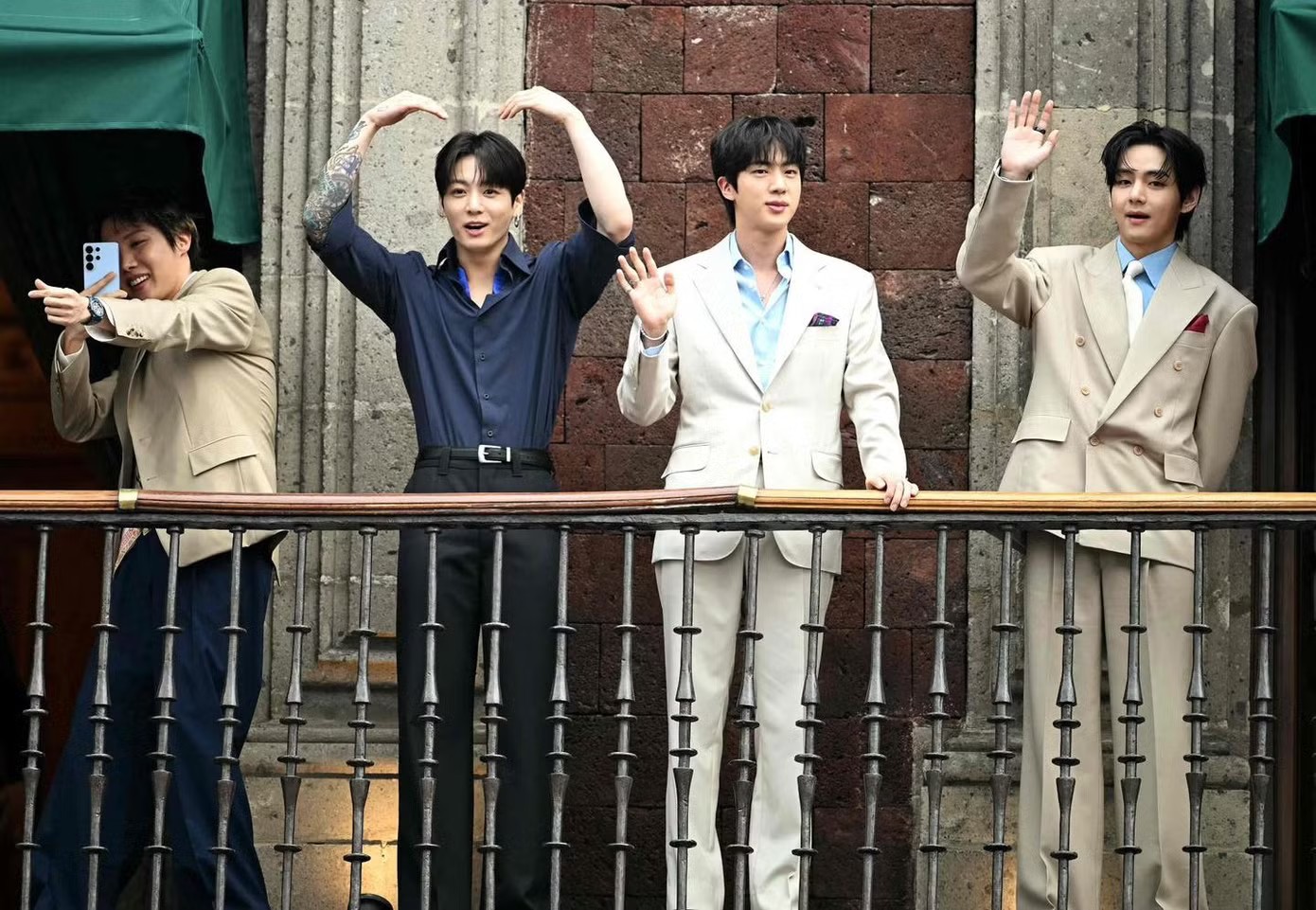 Người hâm mộ nhóm nhạc K-pop BTS tập trung tại quảng trường Zócalo để chờ các thành viên nhóm xuất hiện. Ảnh: Yonhap.