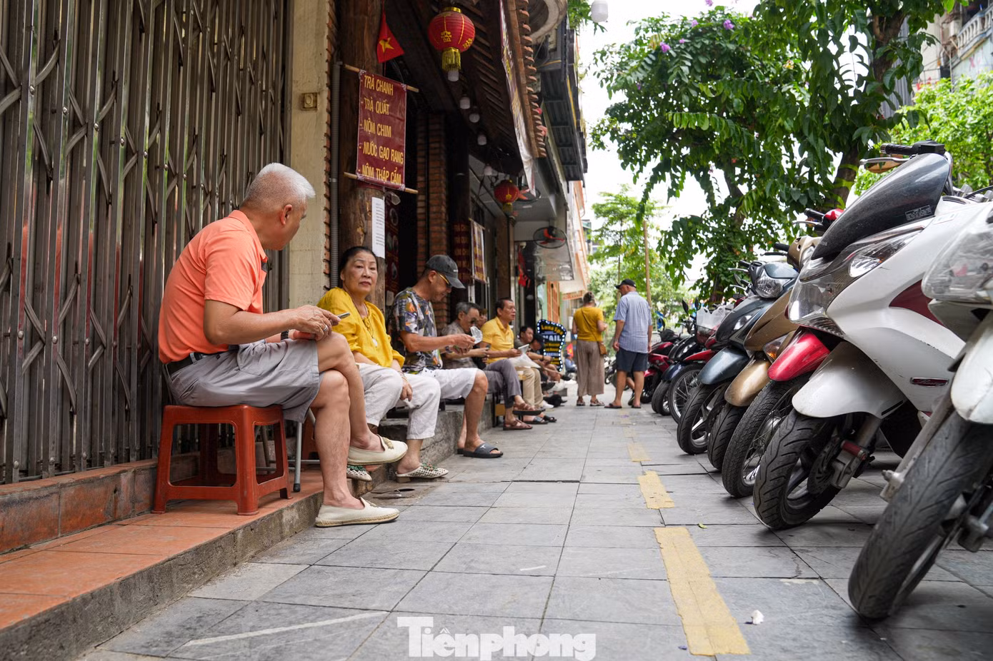 Trên các tuyến phố cổ, hoạt động buôn bán đã có những thay đổi ban đầu. Các chủ hàng quán đã chủ động thu gọn hàng vào sát mặt tiền, bậc thềm hoặc chuyển hẳn vào trong nhà để buôn bán.