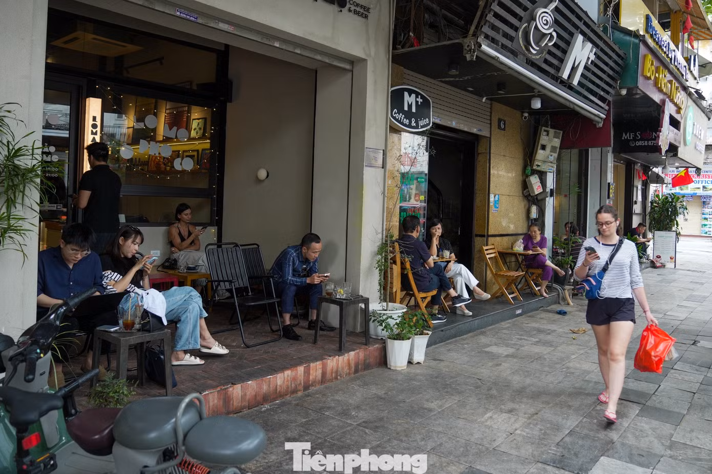 Trên các tuyến phố cổ, hoạt động buôn bán đã có những thay đổi ban đầu. Các chủ hàng quán đã chủ động thu gọn hàng vào sát mặt tiền, bậc thềm hoặc chuyển hẳn vào trong nhà để buôn bán.