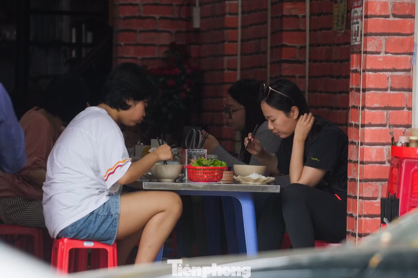 Với các hàng quán có mặt bằng nhỏ, từ khi việc kiểm soát vỉa hè được siết chặt, nhiều nơi chỉ được bán hàng bên trong mặt bằng, khiến khách ngồi chen chúc hơn, đặc biệt vào giờ cao điểm ăn uống.