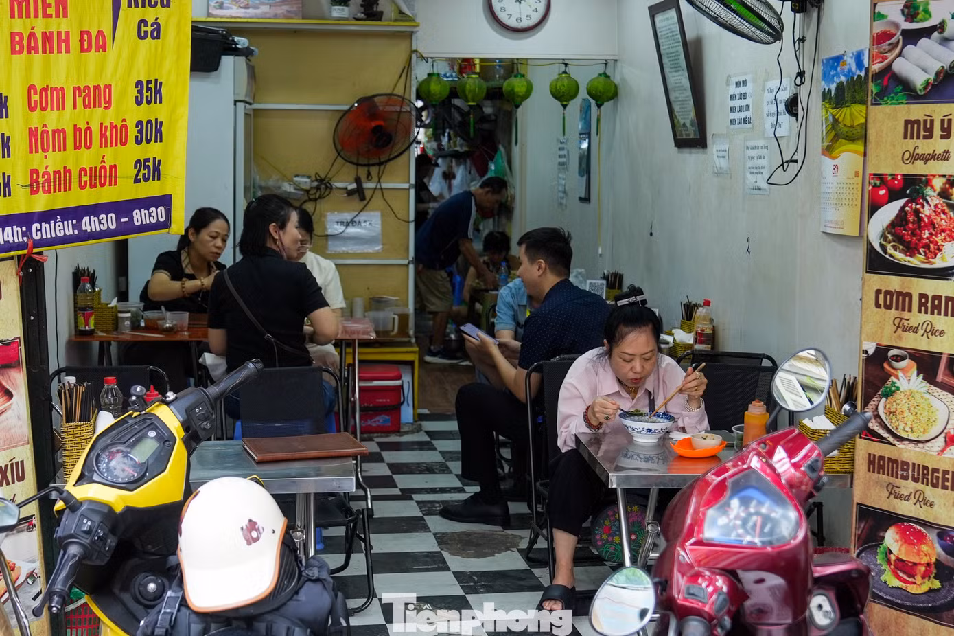 Với các hàng quán có mặt bằng nhỏ, từ khi việc kiểm soát vỉa hè được siết chặt, nhiều nơi chỉ được bán hàng bên trong mặt bằng, khiến khách ngồi chen chúc hơn, đặc biệt vào giờ cao điểm ăn uống.