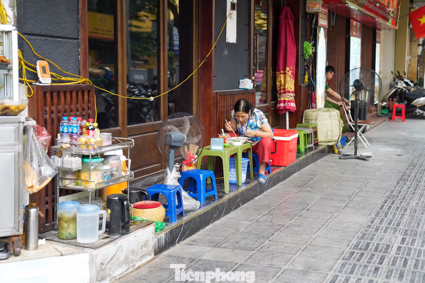 Khách ăn “co cụm” trên bậc thềm, thích nghi với không gian bị thu hẹp.
