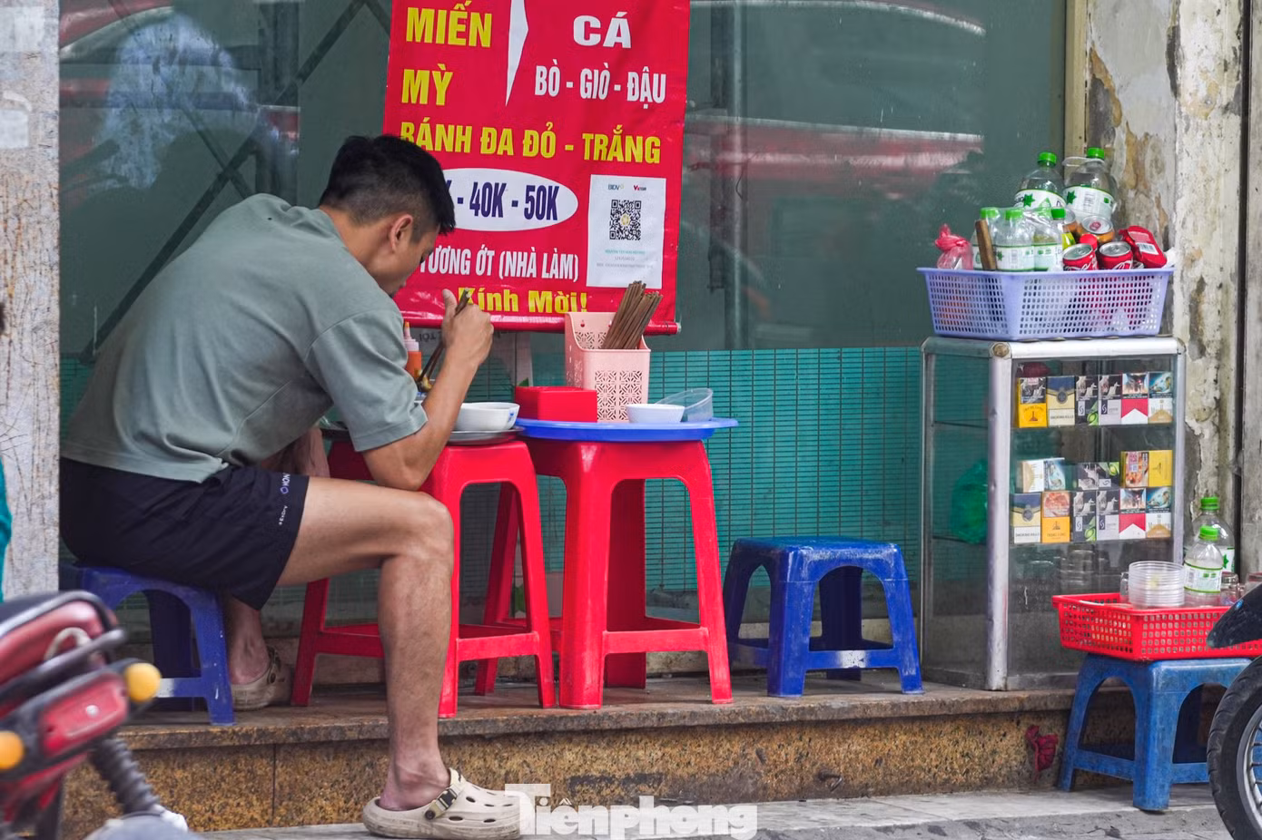 Khách ăn “co cụm” trên bậc thềm, thích nghi với không gian bị thu hẹp.