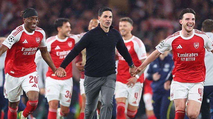 Arteta nắm tay các học trò ăn mừng tấm vé vào chung kết Champions League