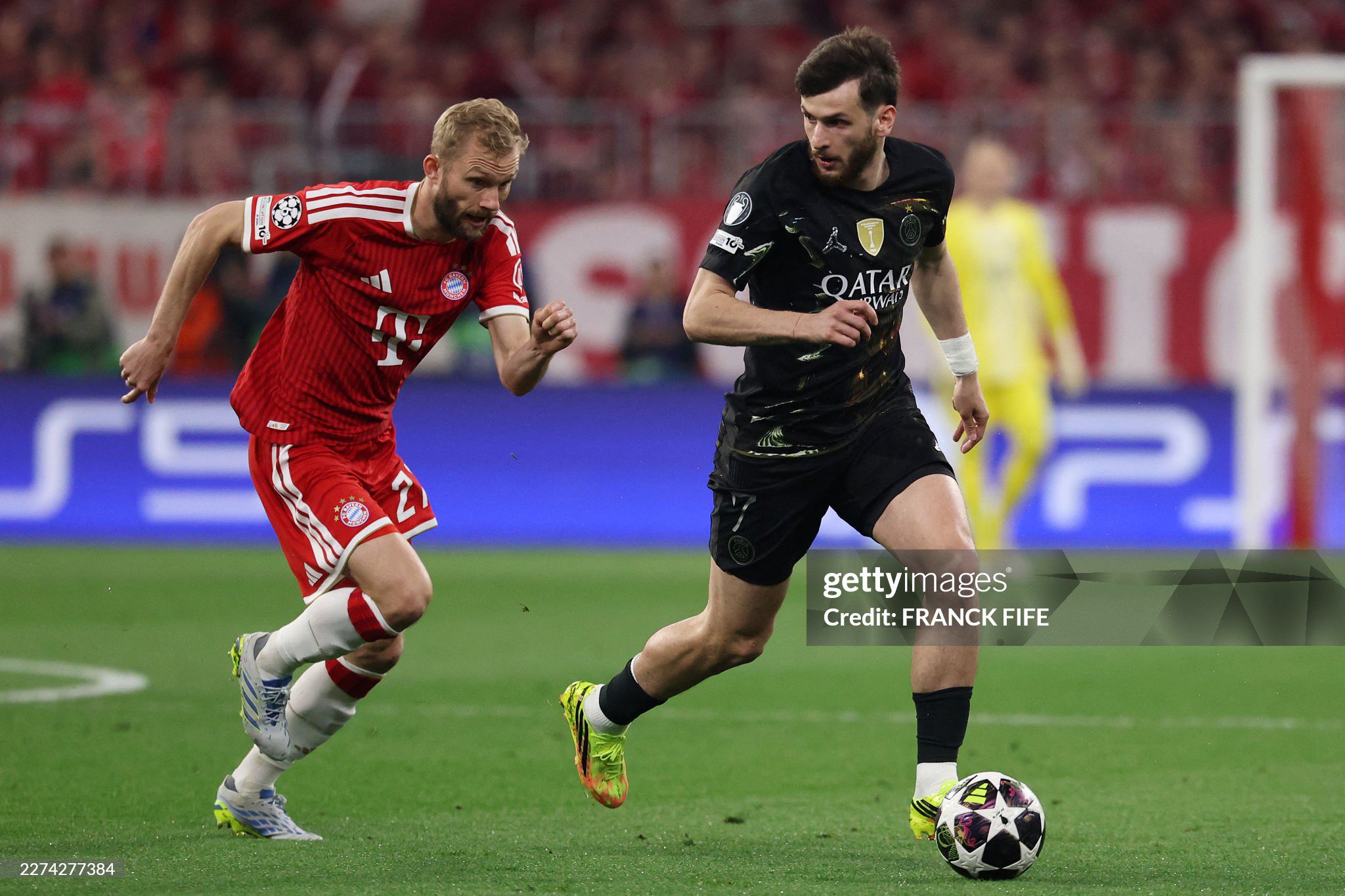 Kvaratskhelia (áo đen) chơi đầy ấn tượng trước Bayern Munich