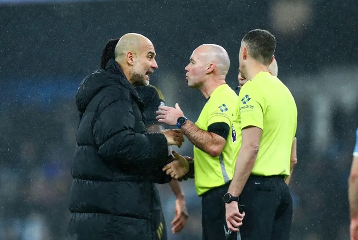 Pep Guardiola thừa nhận ông tin tưởng vào các trọng tài hay VAR tại Anh