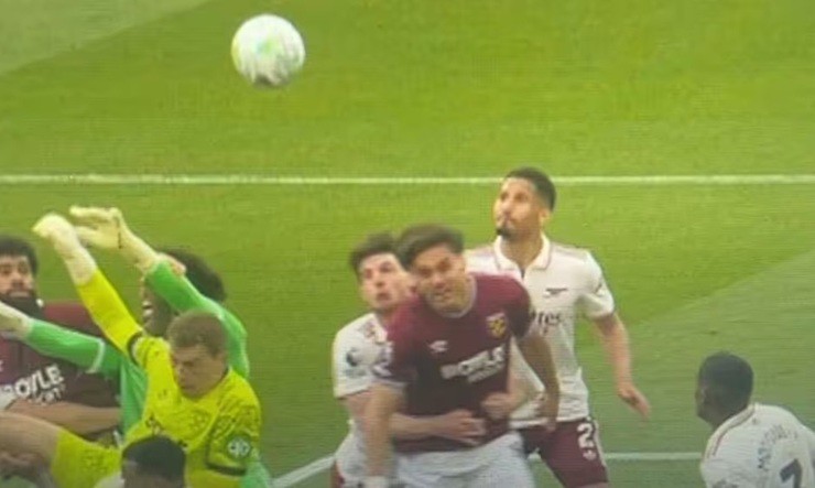 Đoạn video quay chậm cho thấy Declan Rice ôm chặt&nbsp;Mavropanos trong tình huống dẫn đến bàn gỡ hòa bị từ chối của West Ham