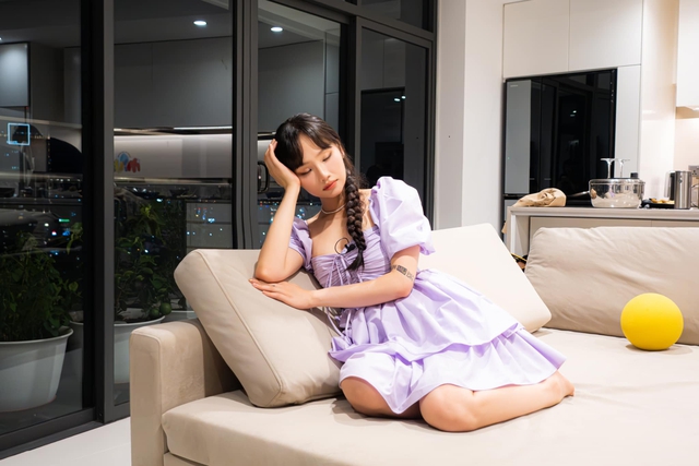 Miu Lê hiếm khi khoe không gian sống. Chỉ đến khi thực hiện series "Miu Đói", mời những đồng nghiệp thân thiết trong Vbiz đến nhà ghi hình, khán giả mới có dịp được nhìn cận cảnh một vài góc trong tổ ấm của cô.