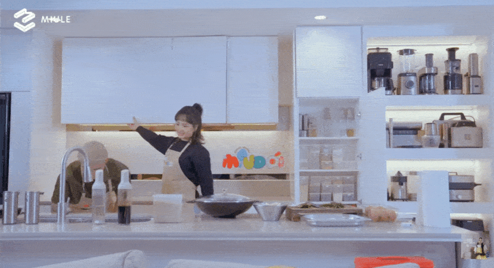 Từng món đồ gia dụng được Miu Lê sắp xếp gọn gàng, ngăn nắp trên các kệ bếp, từ nồi niêu, máy pha cà phê đến loạt thiết bị nấu nướng hiện đại và dường như không thiếu một món đồ gia dụng điện tử nào