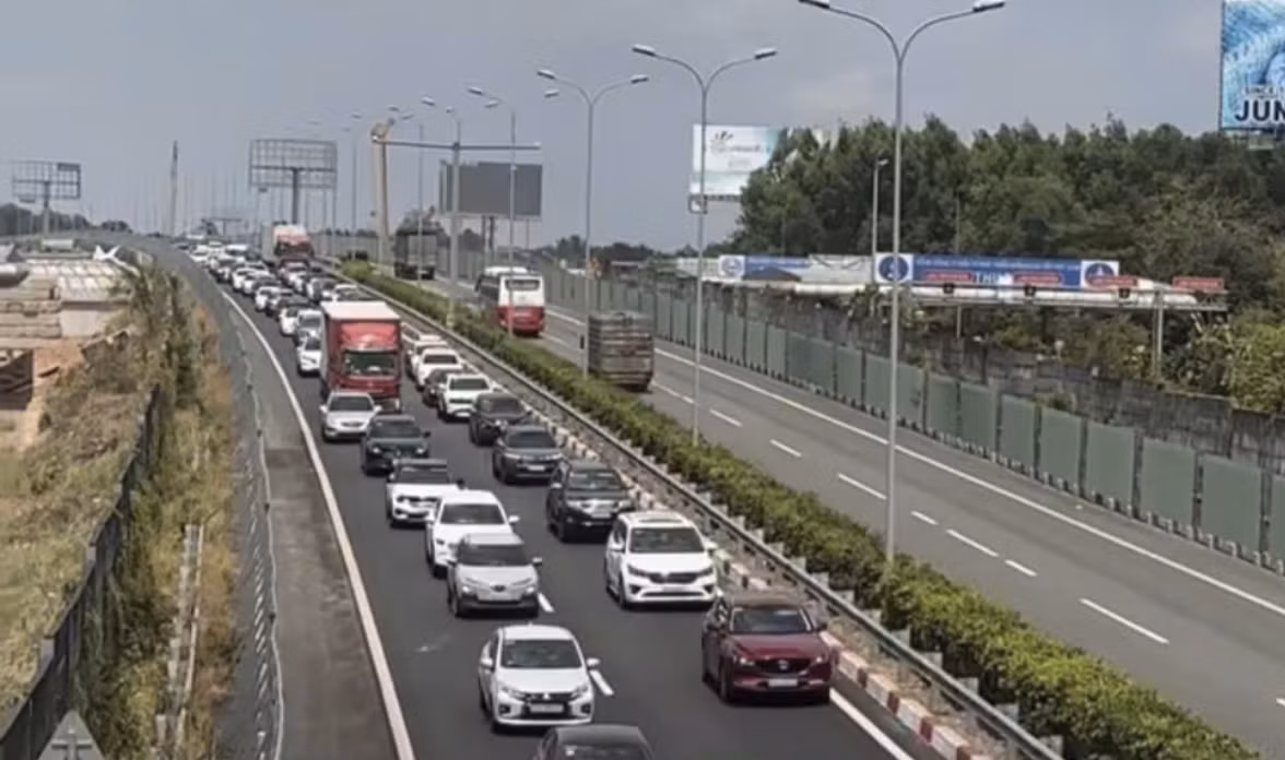 Người dân trở lại sau kỳ nghỉ dài, cửa ngõ TPHCM quá tải - 17