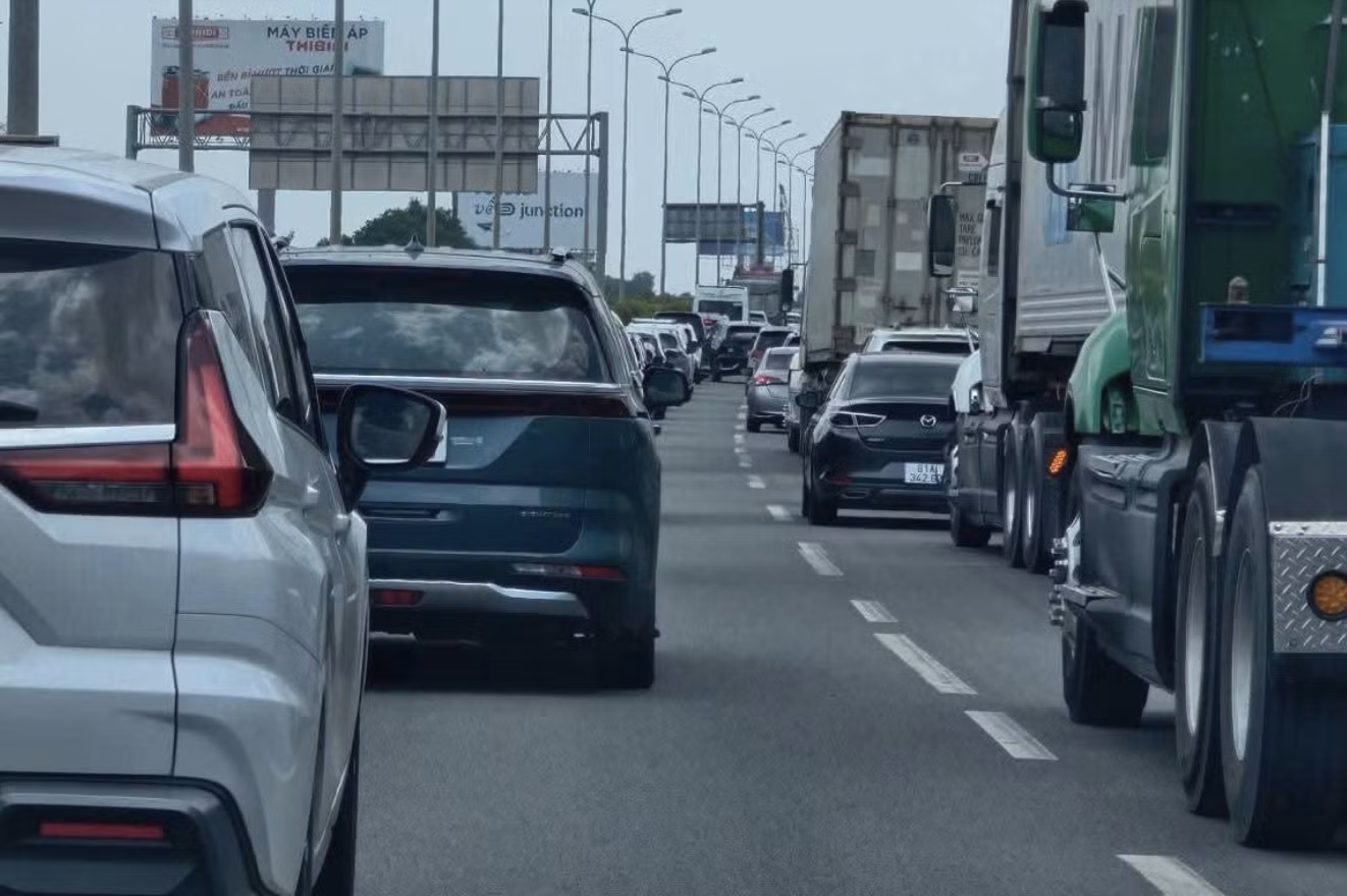 Người dân trở lại sau kỳ nghỉ dài, cửa ngõ TPHCM quá tải - 18