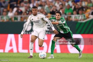 Real không được chiều hư Mbappe, Mourinho hay Deschamps chờ cứu “con tàu đắm”