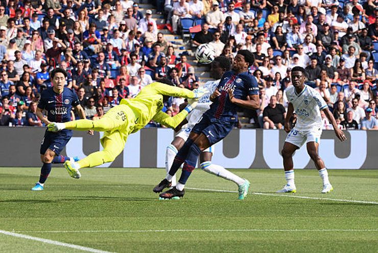 Pha ghi bàn ăn may của Mbaye, khi thủ môn đấm bóng đúng vào ngực anh