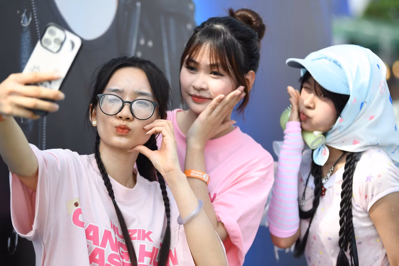 Sắc hồng từ nhóm hâm mộ Quang Hùng MasterD nổi bật giữa không gian concert.