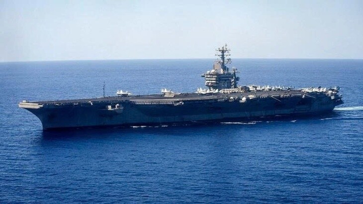 Tàu sân bay USS Nimitz (CVN-68), chiếc đầu tiên của lớp Nimitz, hiện đang thực hiện những chuyến hải trình cuối cùng trước khi nghỉ hưu vào năm 2027. Con tàu đã rời căn cứ Kitsap từ tháng 3, đi vòng qua Nam Mỹ và tham gia chiến dịch Southern Seas 2026. Trong hành trình này, USS Nimitz thực hiện nhiều cuộc tập trận với các nước Mỹ Latinh và đón tiếp lãnh đạo Argentina, Chile cùng Uruguay. Sau hơn 50 năm phục vụ, đây được xem là lần triển khai cuối cùng của con tàu trước khi bị loại biên. USS Nimitz được đưa vào hoạt động năm 1975 và từng là tàu chiến lớn nhất thế giới thời điểm đó. Con tàu thường mang theo khoảng 60-90 máy bay các loại, đóng vai trò như một căn cứ không quân nổi trên biển.