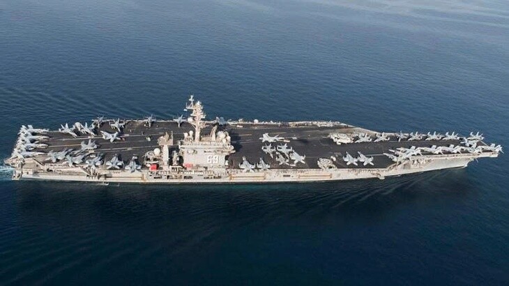 USS Dwight D. Eisenhower (CVN-69) hiện neo tại Norfolk, bang Virginia. Sau khi hoàn thành các đợt thử nghiệm trên biển hồi tháng 4, con tàu đang bước vào chu kỳ huấn luyện để chuẩn bị cho đợt triển khai tiếp theo dự kiến diễn ra vào đầu năm 2027. Đây là tàu sân bay hạt nhân lâu đời thứ hai còn hoạt động của Mỹ và dự kiến sẽ được thay thế bằng USS Enterprise (CVN-80) vào cuối thập niên này. Trong lịch sử hoạt động, Eisenhower từng tham gia chiến dịch giải cứu con tin Iran năm 1980 và Chiến tranh Vùng Vịnh năm 1990.