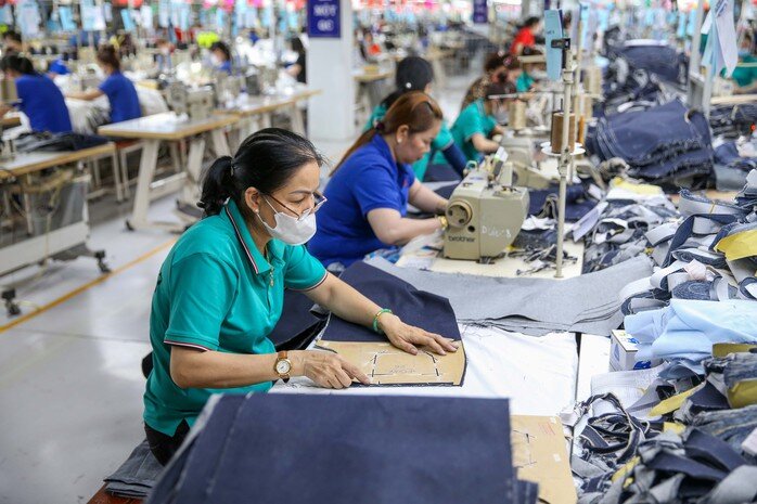 Việc tăng lương tối thiểu vùng cần bảo đảm hài hòa lợi ích của người lao động và khả năng của doanh nghiệp Ảnh: HOÀNG TRIỀU