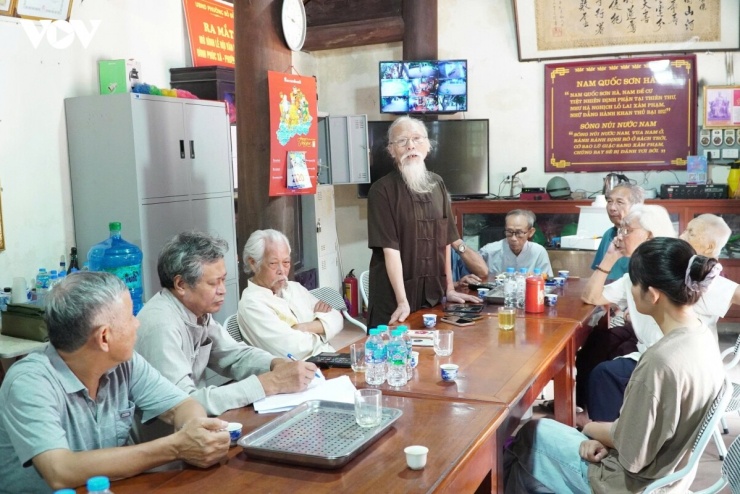 Người dân làng Bắc Biên họp tại Đình làng để viết đơn kiến nghị phường Bồ Đề và UBND TP. Hà Nội giữ tên tổ dân phố thay vì đặt tên theo số thứ tự
