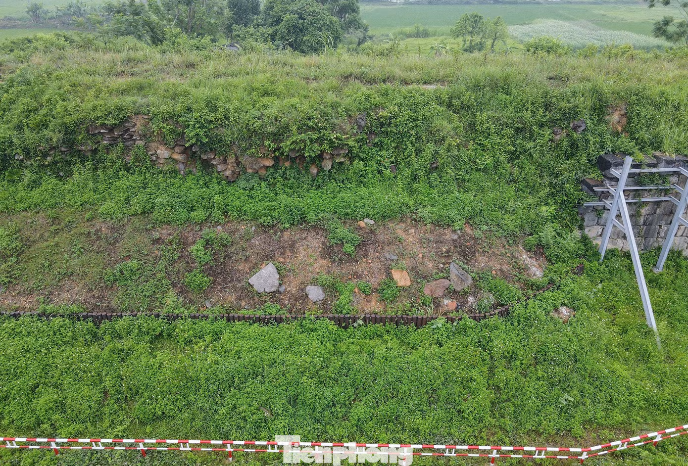 'Chống nạng' sắt cứu thành đá hơn 600 trăm năm tuổi - 13