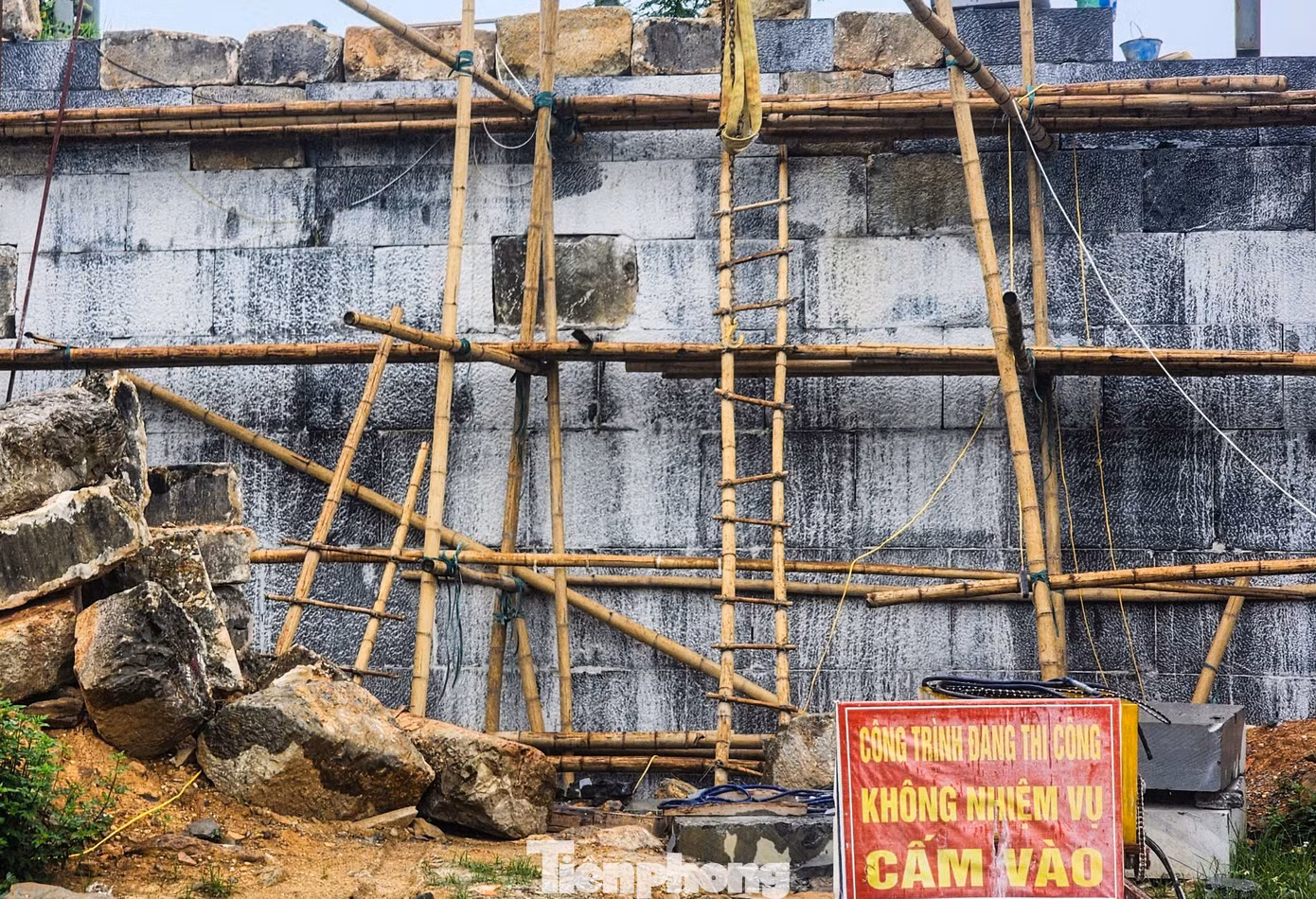 'Chống nạng' sắt cứu thành đá hơn 600 trăm năm tuổi - 17