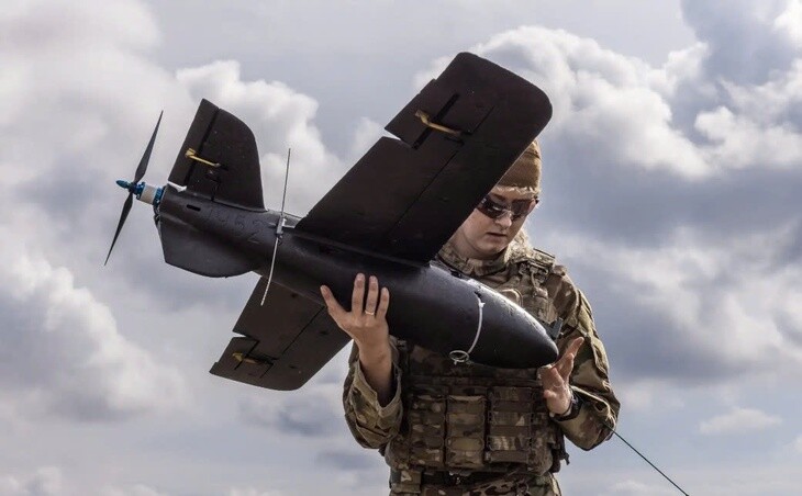 Binh sĩ Ukraine chuẩn bị UAV cánh cố định để cất cánh (Nguồn: Getty Images)