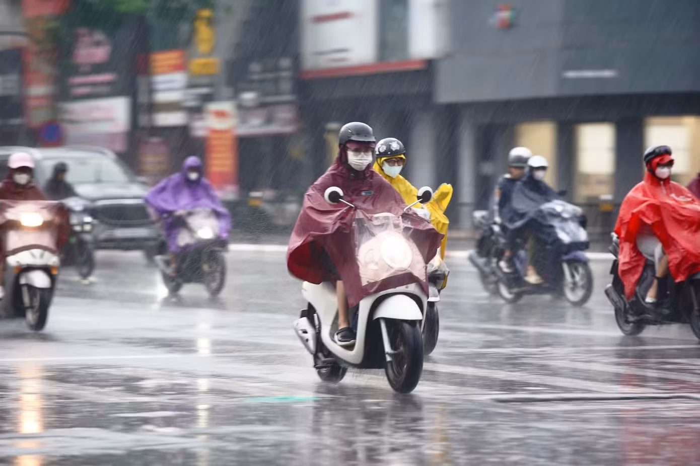 Miền Bắc có thể đón mưa giải nhiệt vào chiều tối đến đêm nay (25/6)