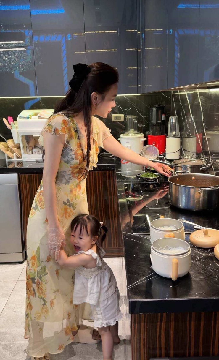 Ảnh sao 25/6: Diệu Hương khoe vườn hồng trong biệt thự ở Mỹ - 2