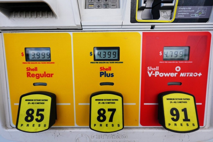 Giá xăng cho mỗi gallon tại cây xăng của Shell ngày 22/6 ở Englewood, bang Colorado. Ảnh: AP