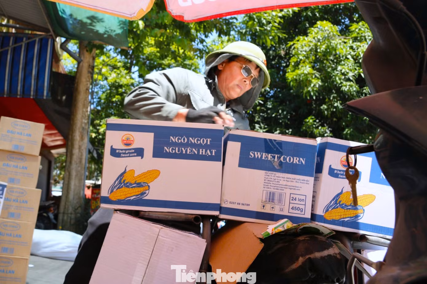 Cảnh người lao động ‘đốt sức’ giữa trời nắng đỉnh điểm - 2