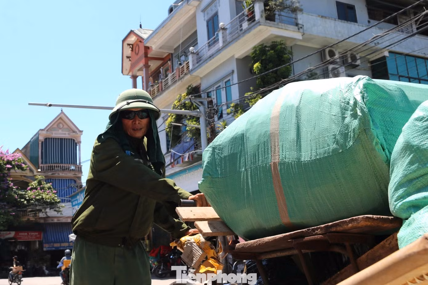 Cảnh người lao động ‘đốt sức’ giữa trời nắng đỉnh điểm - 4