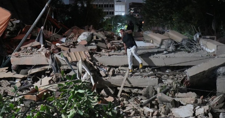 Theo Cơ quan Khảo sát Địa chất Mỹ (USGS), trận động đất đầu tiên ở Venezuela&nbsp;có độ lớn 7,1 xảy ra vào khoảng sau 18h, với tâm chấn nằm ở phía Tây thị trấn Morón, cách thủ đô Caracas khoảng 168 km về phía Tây.&nbsp;Tâm chấn nằm ở độ sâu khoảng 22 km.